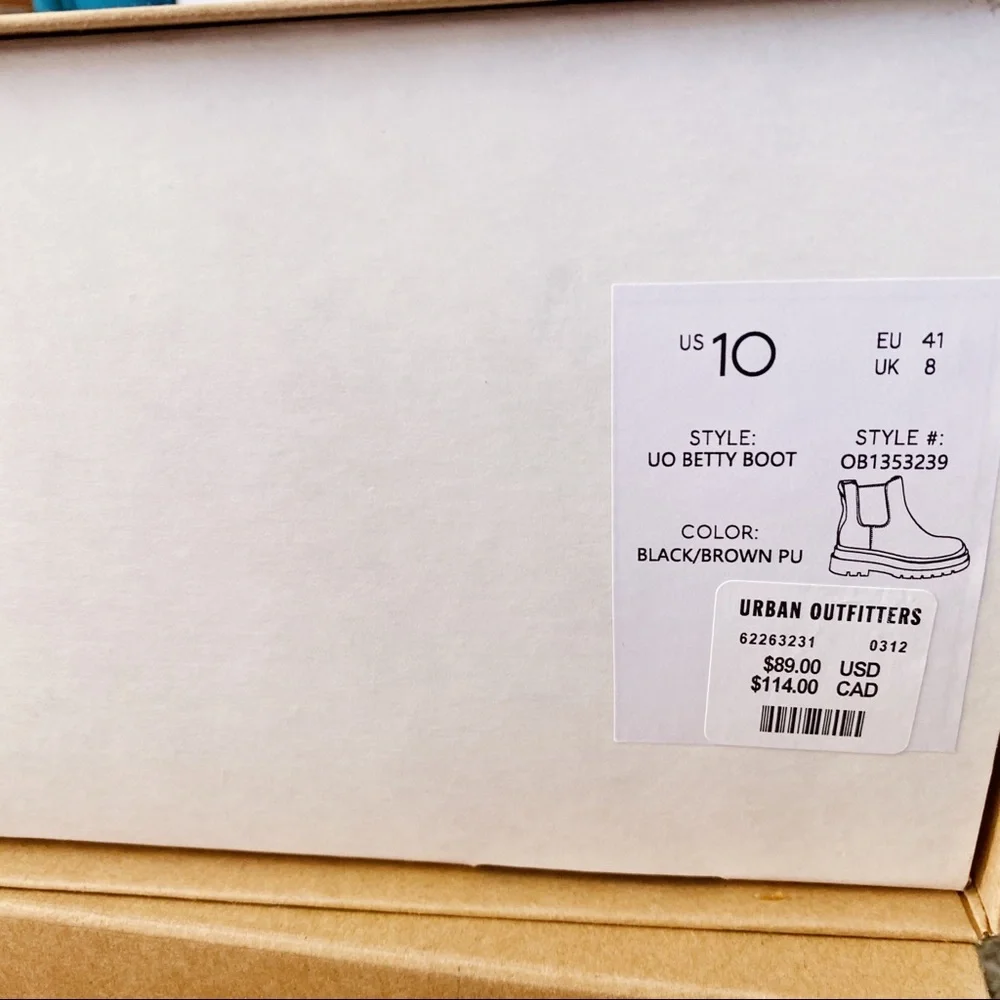 Urban Outfitters | UO Betty Treaded Chelsea Boot Lug Sole Black Brown Combat New - Picture 15 of 16